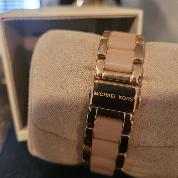 Oversized Michael Kors Blair Pavé Rose Gold-Tone and Acetate Watch - Picture 3 of 4